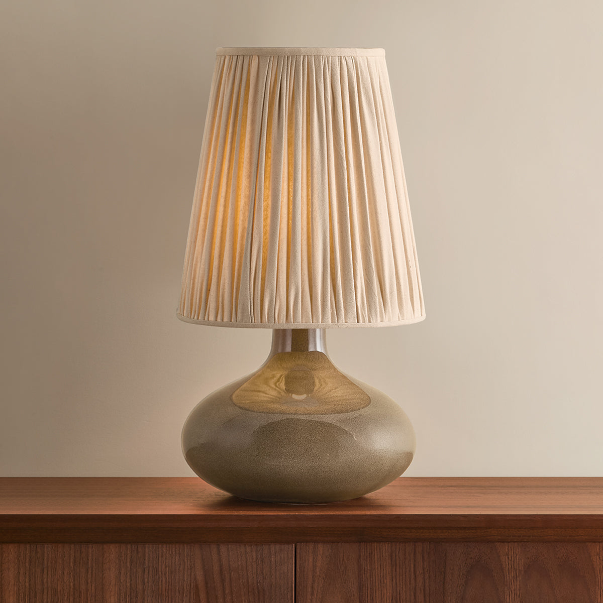Mitzi by Hudson Valley Lighting Clementine Table Lamp in Aged Brass / Ceramic Mocha Luce, detail view 5