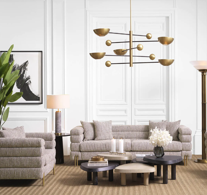 Grand contemporary living room with gray sofa, Chandelier Salinas, and stylish decor.