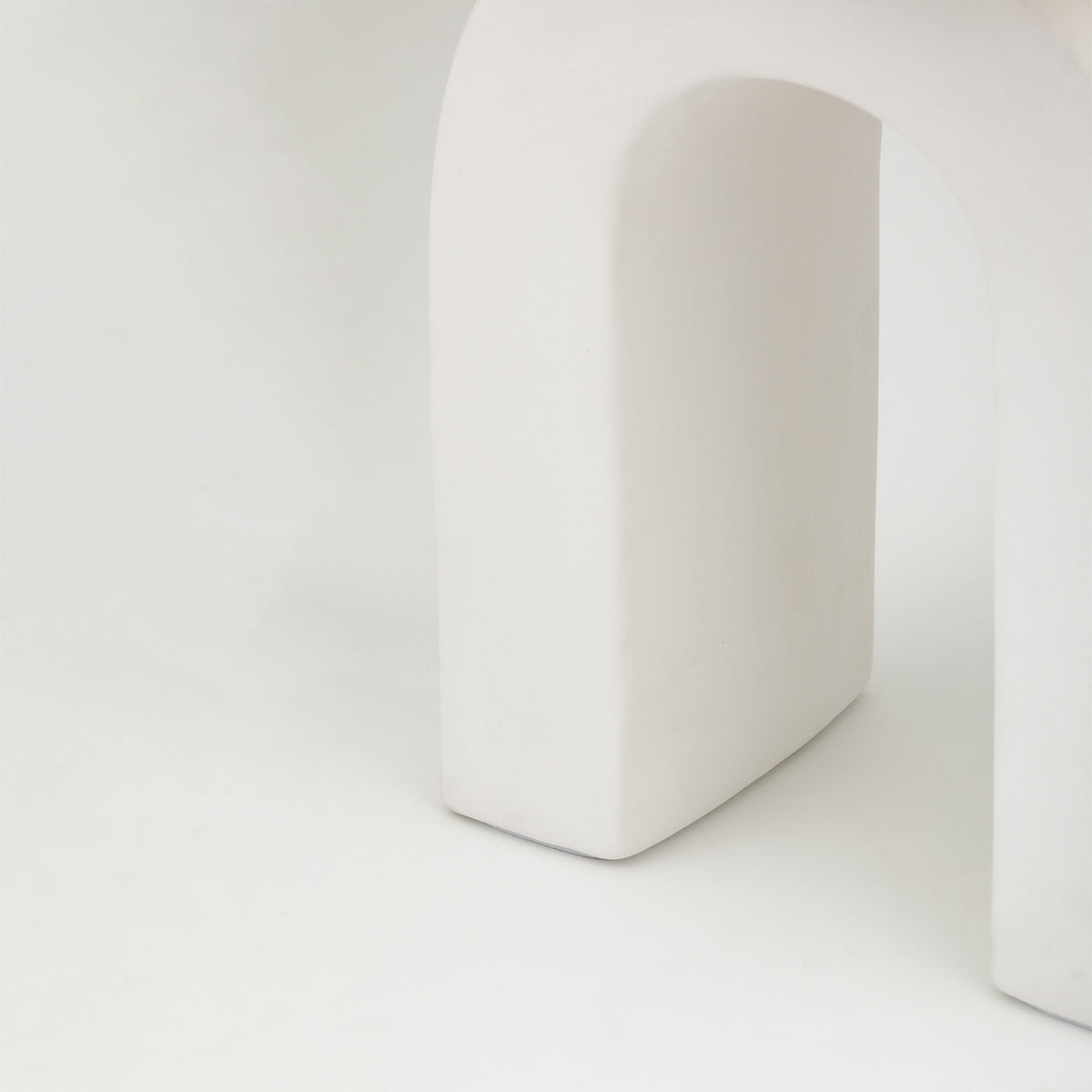 Mitzi by Hudson Valley Lighting Roshani Table Lamp in Aged Brass / Ceramic Raw Matte White, detail view 4